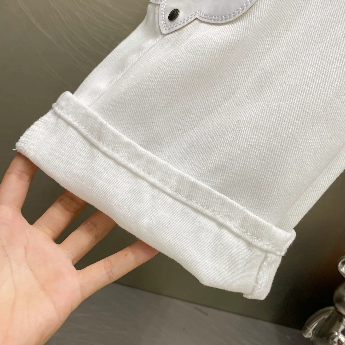 130 Chrome Hearts CH White ， Premium 。 ， 。 ， Cowhide Leather ， Retro 。White ， ， ， ， Same Style， ！ ： ： Black ， Black ， Black Martin Boots。 Silver ， ， 。 ： White T ， ， White Sneakers。 ， 、 。 ： Black ， ， Black Shoes。 Black ， ， ：White Size：M~3XL